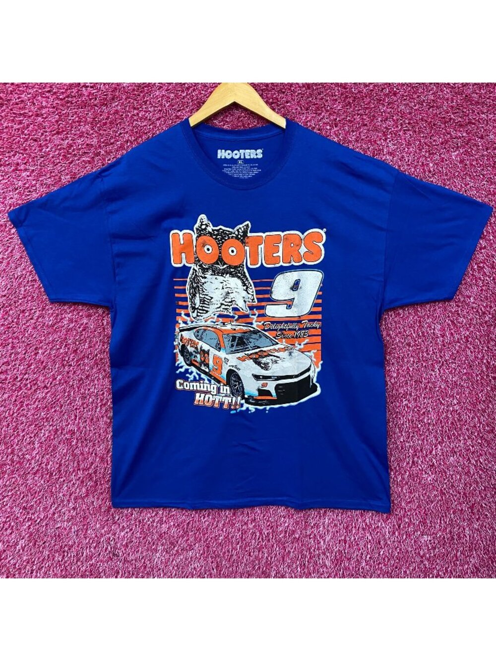 Hooters Coming In Hot Delightfully Tacky Since 1983 T-Shirt XL